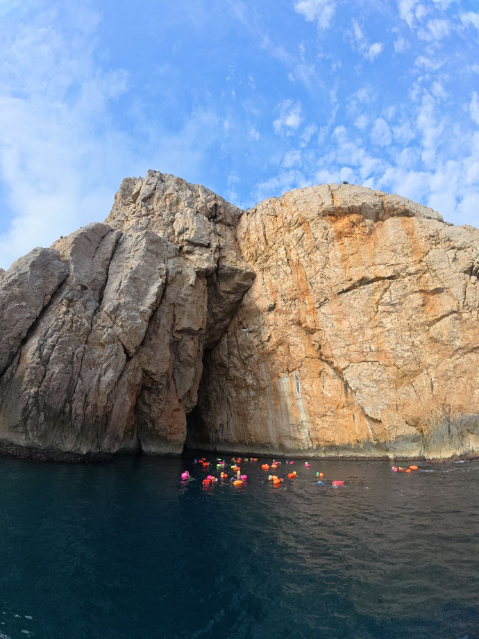 Costa rocosa Mediterráneo natación aguas abiertas experiencia SwimNoLimits